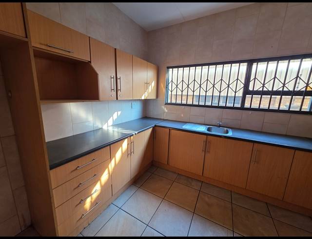 M² WAREHOUSE TO LET IN VAALPARK